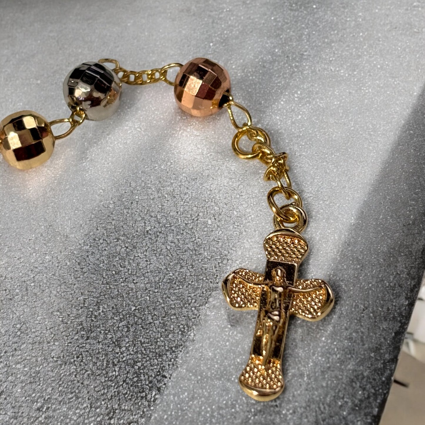 Pulsera con cuentas tricolor Virgen de los Lagos